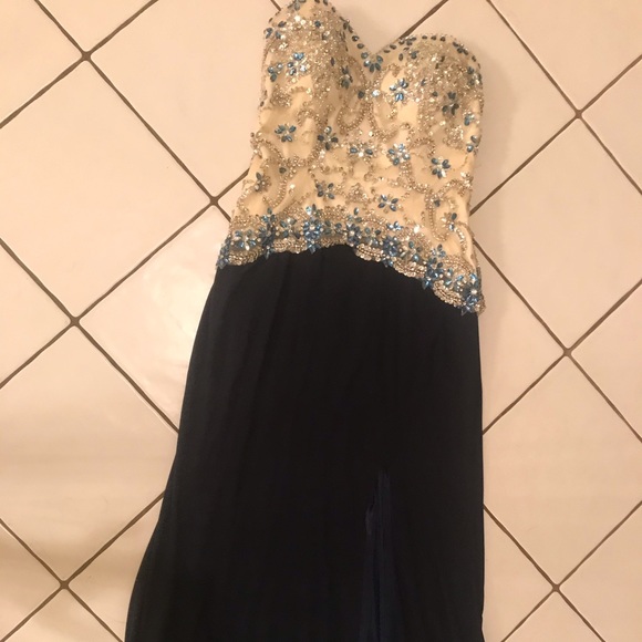 Prom dress with swarovski crystals. Only worn once - Picture 6 of 6